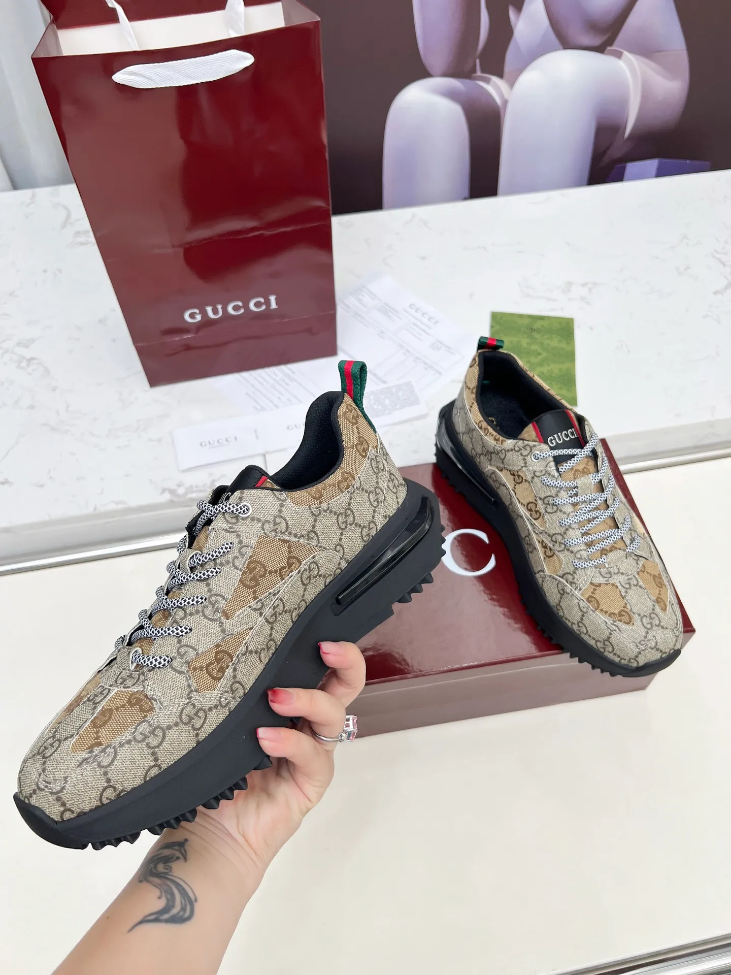 👟👟Ex-factory price 560👟👟 ❤️‍🔥❤️‍🔥❤️‍🔥Gucci series 2.0 sports shoes are made with heavy investment❤️‍🔥❤️‍🔥❤️‍🔥Renewed interpretation of the brand's iconic striped webbing elements😍😍When retro genes collide with futuristic design🎊🎊This new pair of Gucci shoes directly reaches the trend threshold💥 ✔️Caron color contrast + classic stripes, GG reflective piping, visual impact, and comes with high-light filter when out on the street ✔️Multi-layer structure of different materials, mesh breathability, leather shaping, outsole EVA foam and TPU combination😍😍😍Fashion and practicality online ✔️Details of double G midsole + iconic double G lock shoelaces, retro DNA is crazy and restless, and every step is based on the trendy aesthetic❤️❤️❤️❤️ Matching code: male 39-44